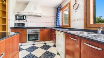 Een koelkast, een magnetron, een oven, een kookplaat