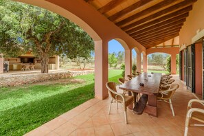 Outdoor dining - Finca "Casa Campillos" near Golf Course with Pool, Wi-Fi, A/C, Terrace & Garden; Pet Friendly (Llucmajor)