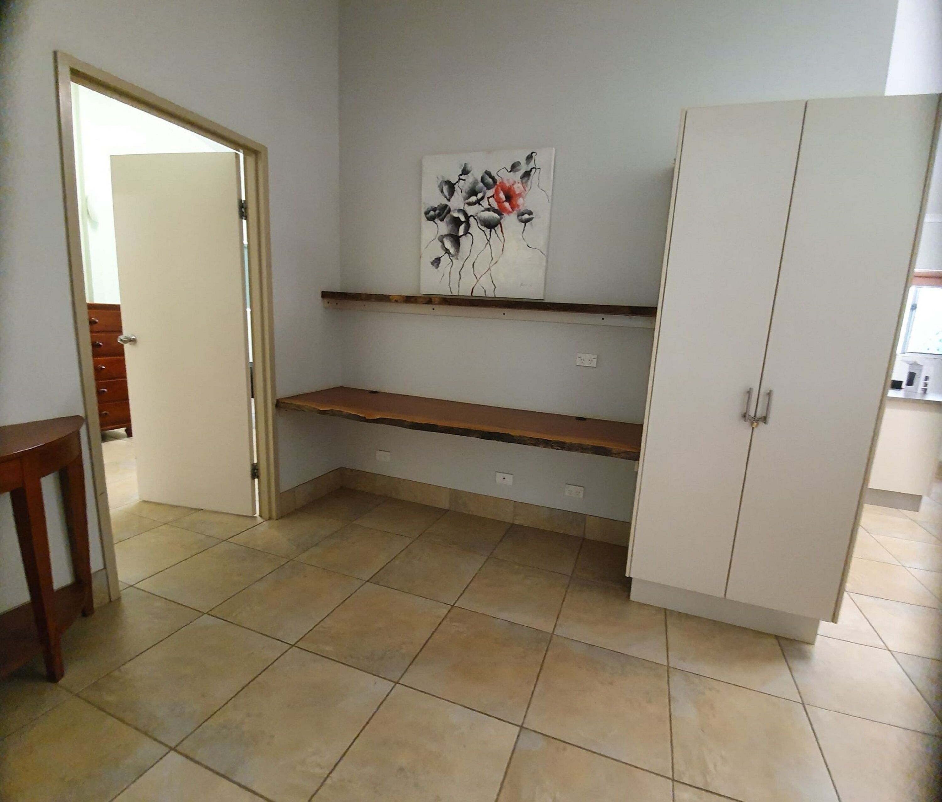 Curlew Lodge -1 road back from beach. Limited WiFi is now available — image 15