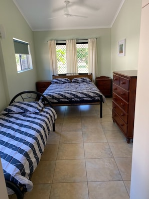 2 bedrooms, desk, bed sheets