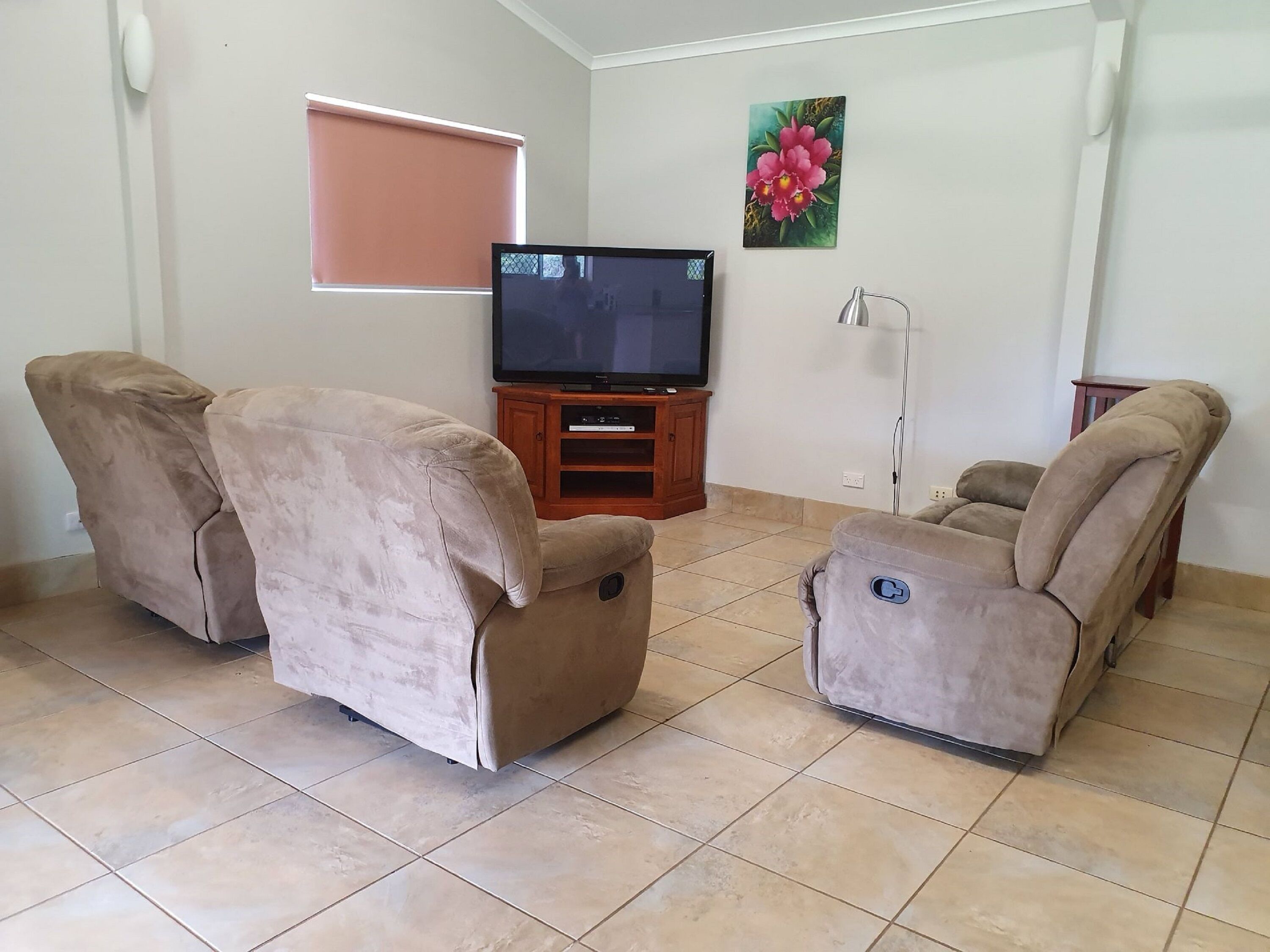 Curlew Lodge -1 road back from beach