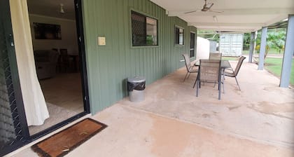Curlew Lodge -1 road back from beach. Limited WiFi is now available
