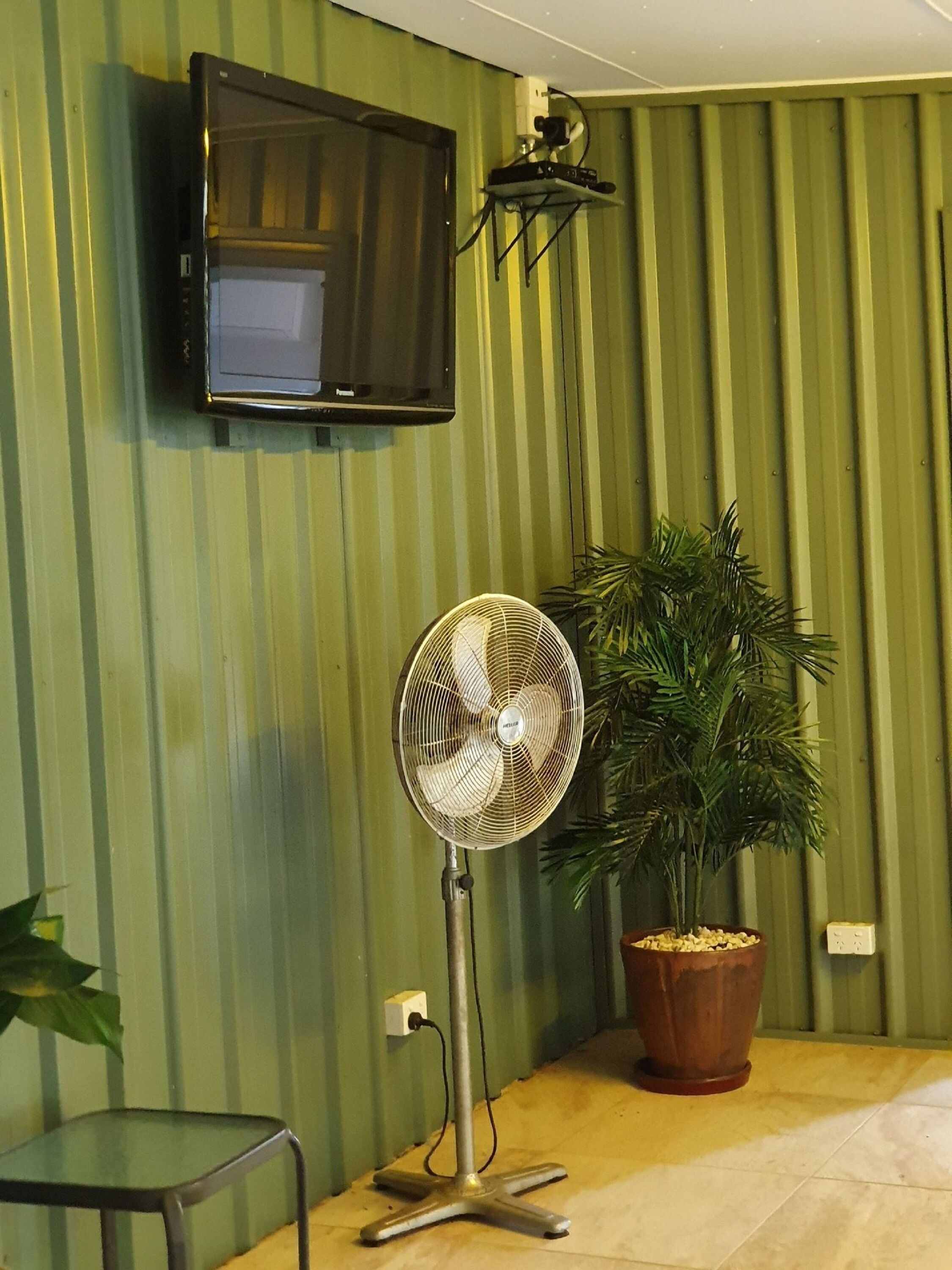 Curlew Lodge -1 road back from beach. Limited WiFi is now available — image 24