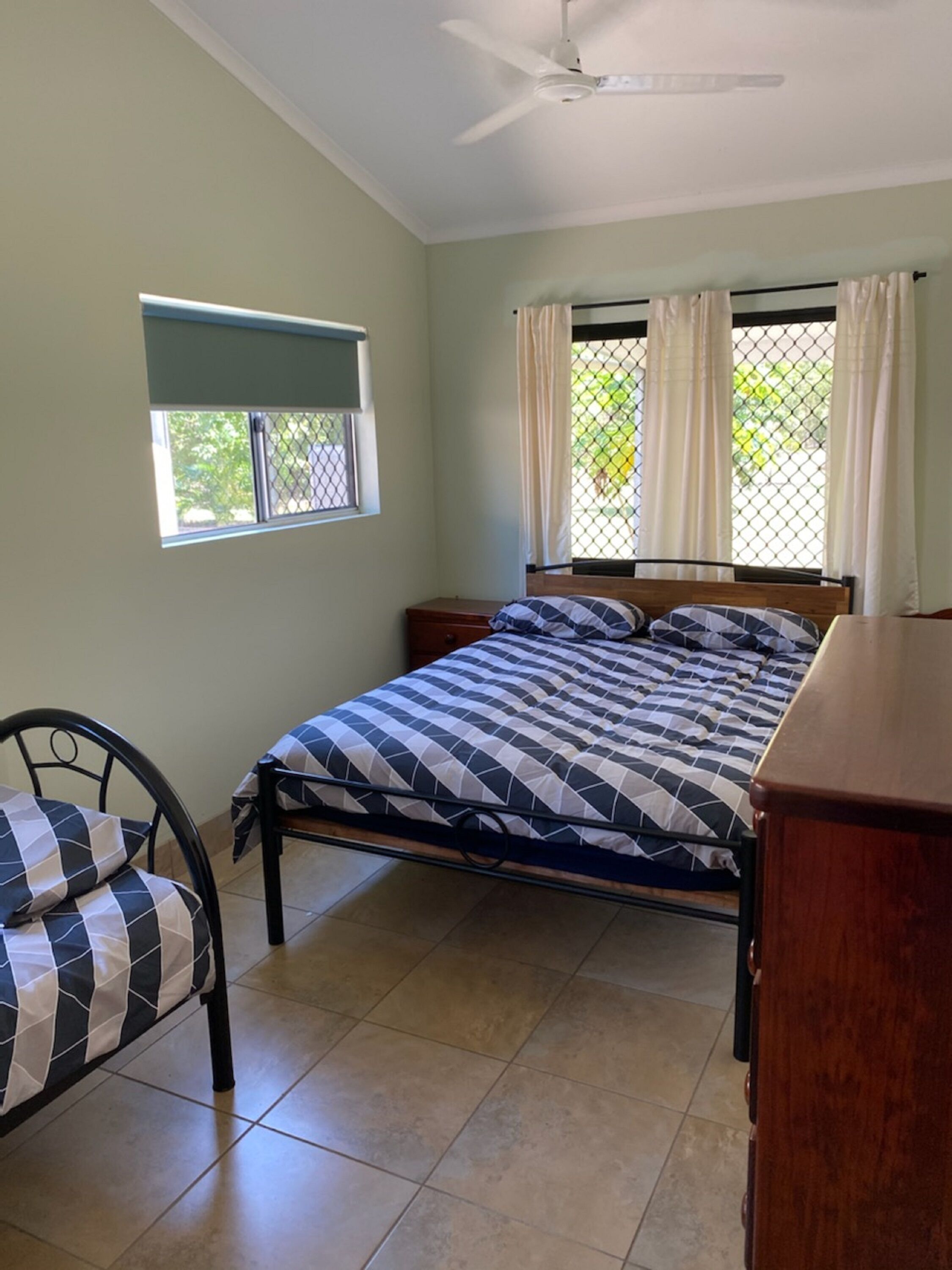 Curlew Lodge -1 road back from beach. Limited WiFi is now available — image 18