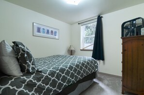 3 habitaciones, escritorio y tabla de planchar con plancha