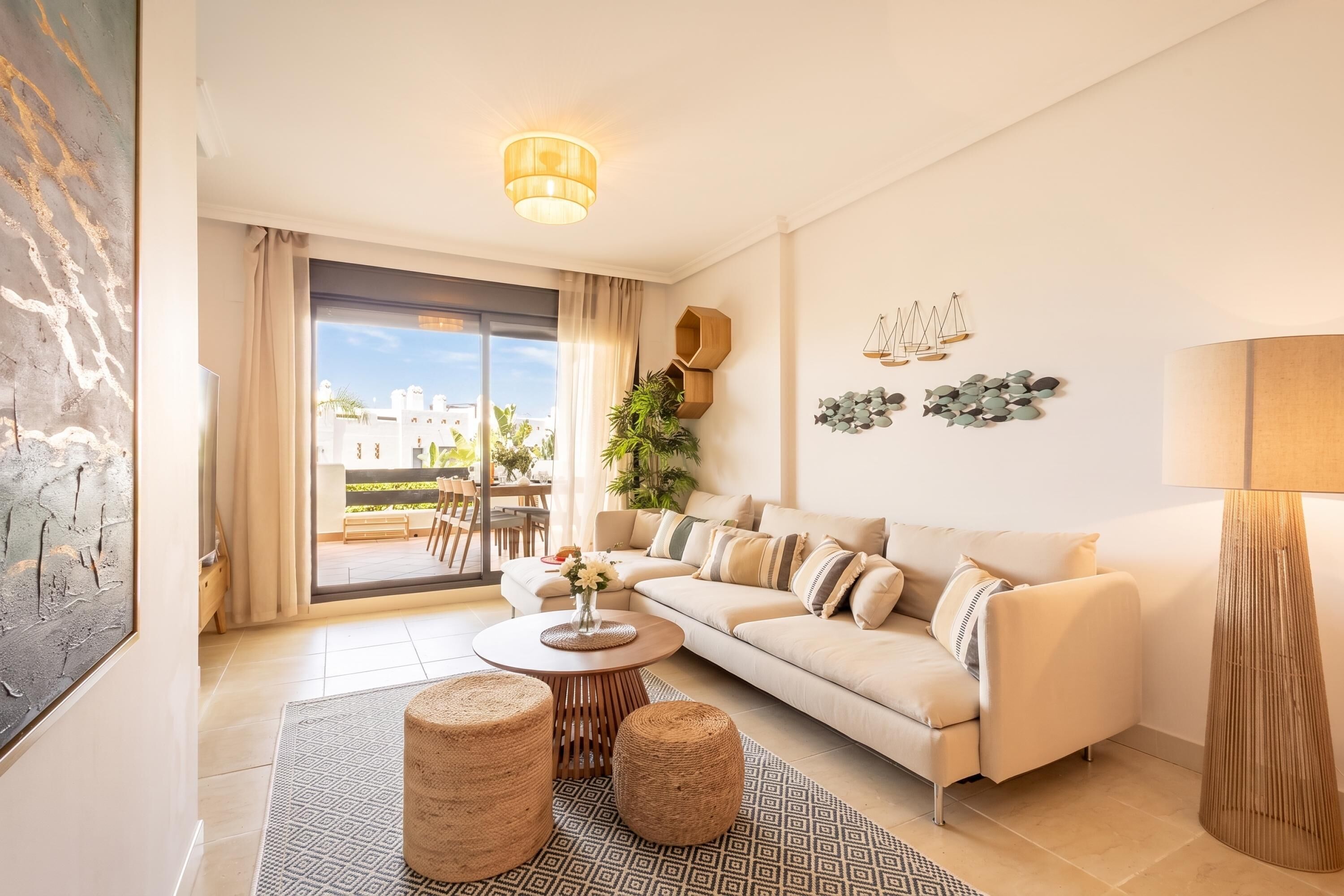 Ein modernes Wohnzimmer mit einer Couch, einem Couchtisch und einer Lampe.