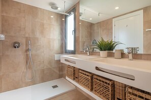 Luxury Penthouse, Multiple Bedrooms, 2 Bathrooms, Mountainside (Sunset Mar Azul Sunny Views) | Bathroom | Combined shower/bathtub, towels, soap, shampoo - Sunset Golf Apartments (Estepona)