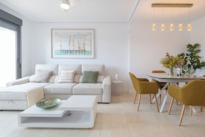 Cobertura superluxo, vários quartos, 2 banheiros, ao lado da montanha (Sunset Mar Azul Sunny Views) | Área de estar | TV