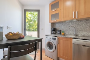 Family Apartment, Multiple Bedrooms, 2 Bathrooms, Mountainside (Sunset Golf Gold) | Private kitchen
