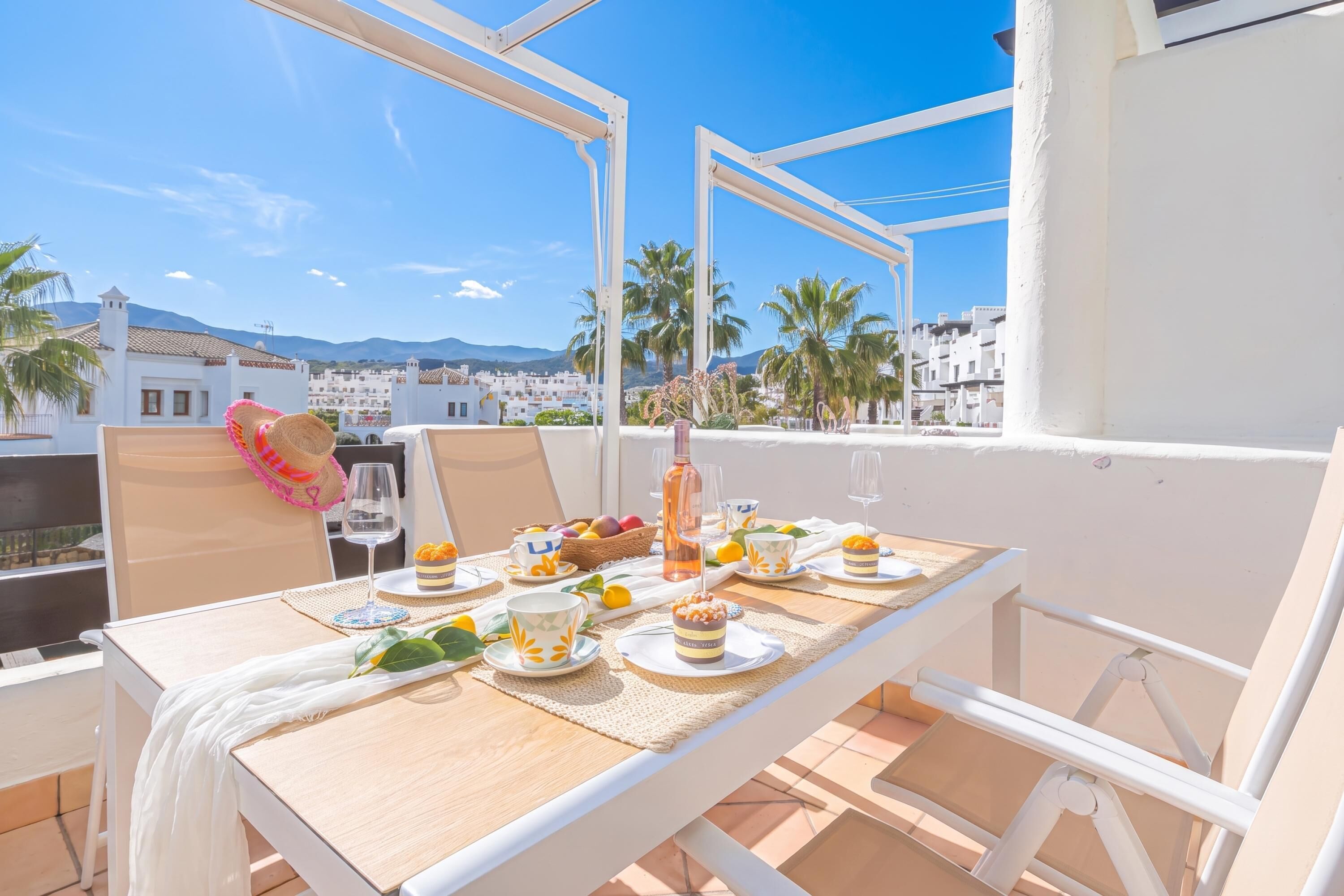 Penthouse de lujo, 2 habitaciones, 2 baños, junto a la montaña (Sunset Mar Azul Sunny Views) | Restaurante al aire libre