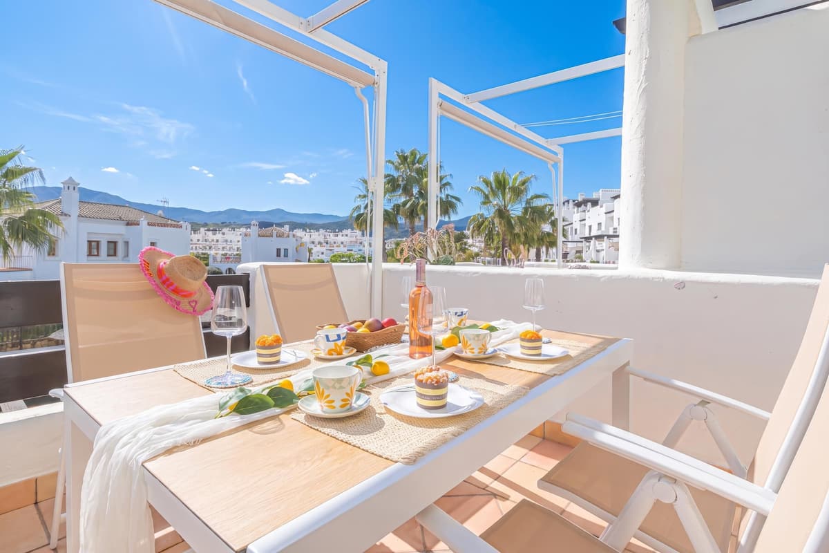 Penthouse de lujo, 2 habitaciones, 2 baños, junto a la montaña (Sunset Mar Azul Sunny Views) | Restaurante al aire libre