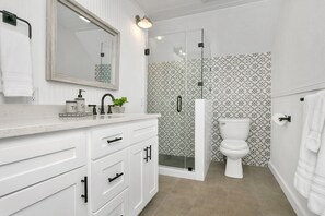 Combined shower/tub, hair dryer, towels