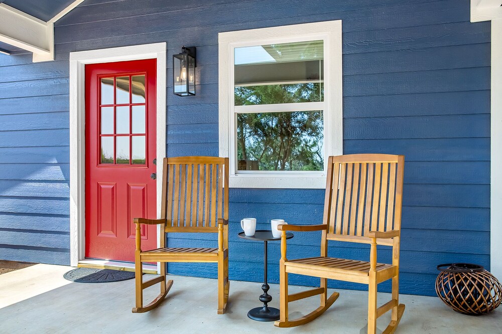 The Cabin at Cherry Oak | Close to Town | Full Kitchen | Hot Tub