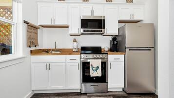 Een koelkast, een magnetron, een oven, een kookplaat