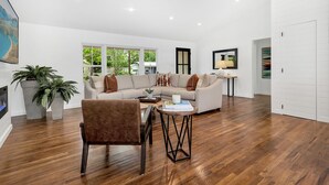 Una sala de estar moderna con un sofá, una mesa de centro y una chimenea.