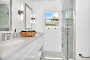 Douche, sèche-cheveux, serviettes fournies