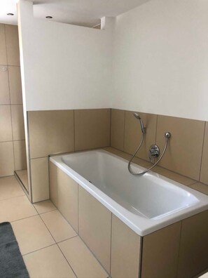 Shower, hair dryer, towels, soap - Ferienwohnung Dorfblick - Ferienhof Stephanus (Ebermannstadt)
