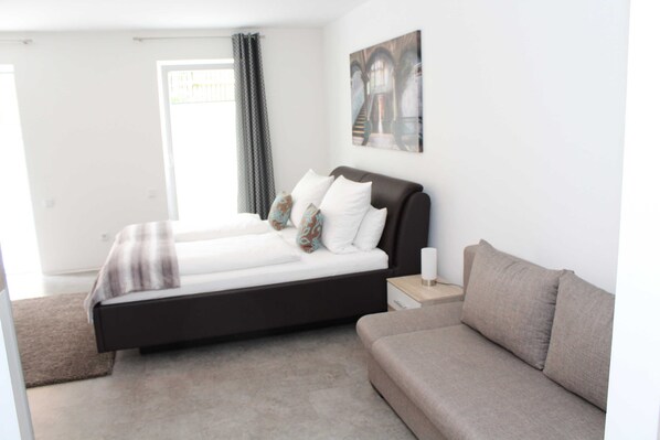 1 bedroom, desk, WiFi, bed sheets