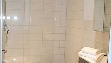 Dusche, Haartrockner, Handtücher, Seife