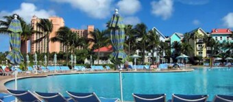 Beautiful Harborside Resort Atlantis, full access to Atlantis property , watch t