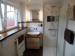 Baignoire, sèche-cheveux, serviettes fournies, savon