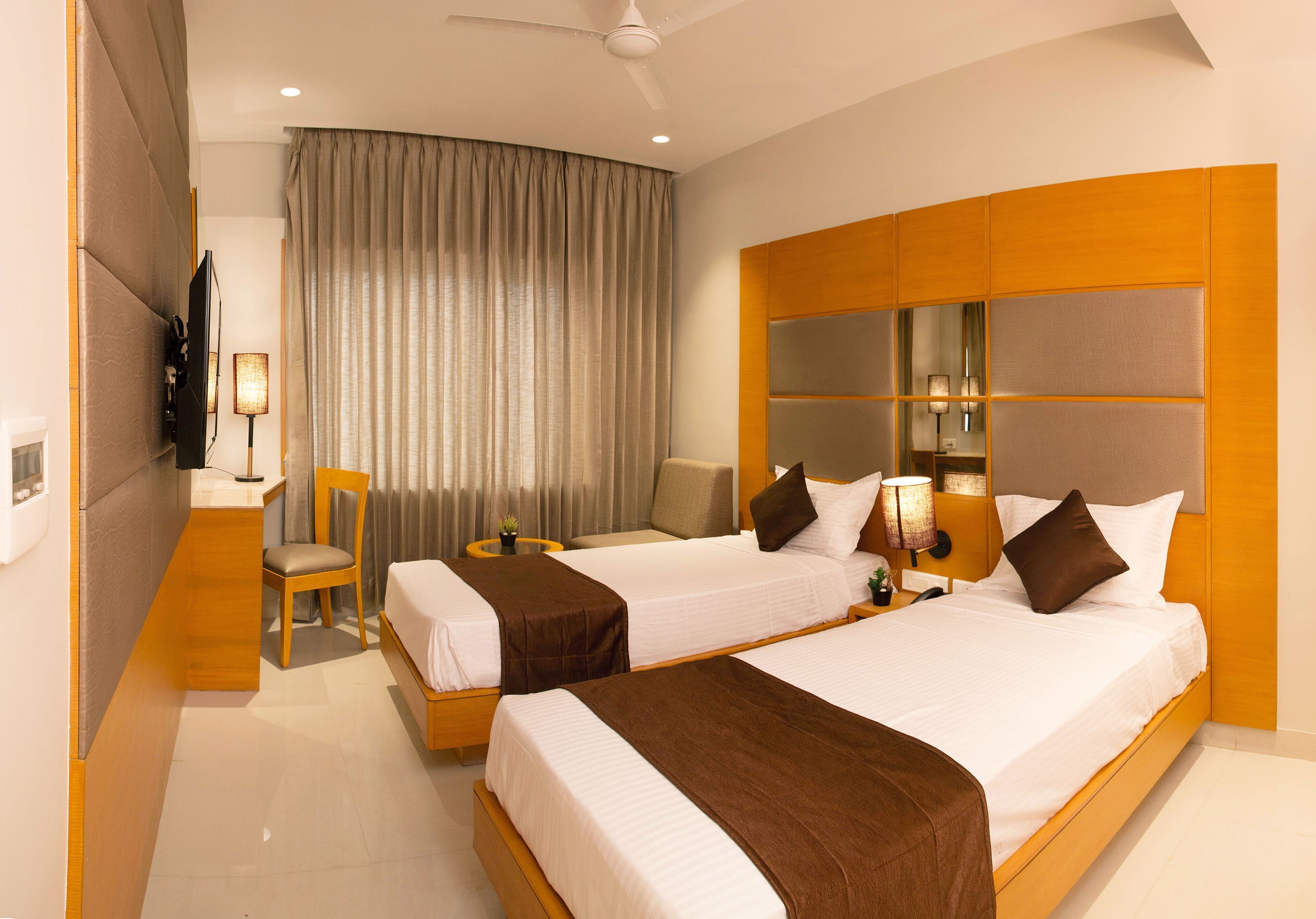 Muebles diferentes y ropa de cama 