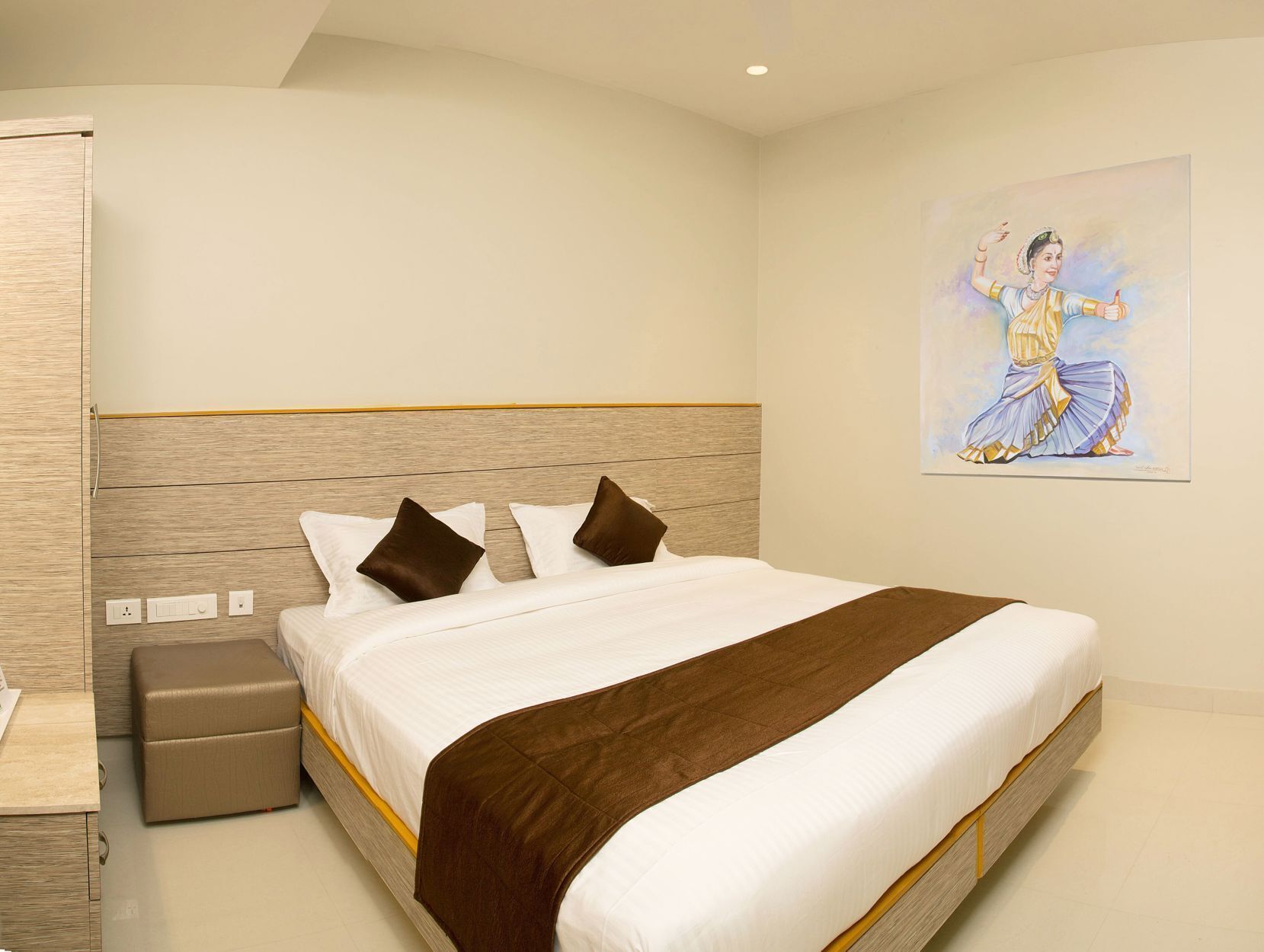 Muebles diferentes y ropa de cama 