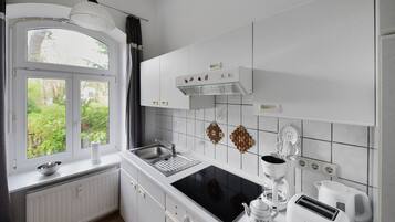 Fridge, stovetop, coffee/tea maker, electric kettle