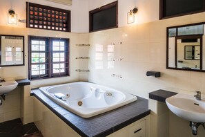 Villa de diseño | Baño | Ducha y cabezal de ducha con hidromasaje