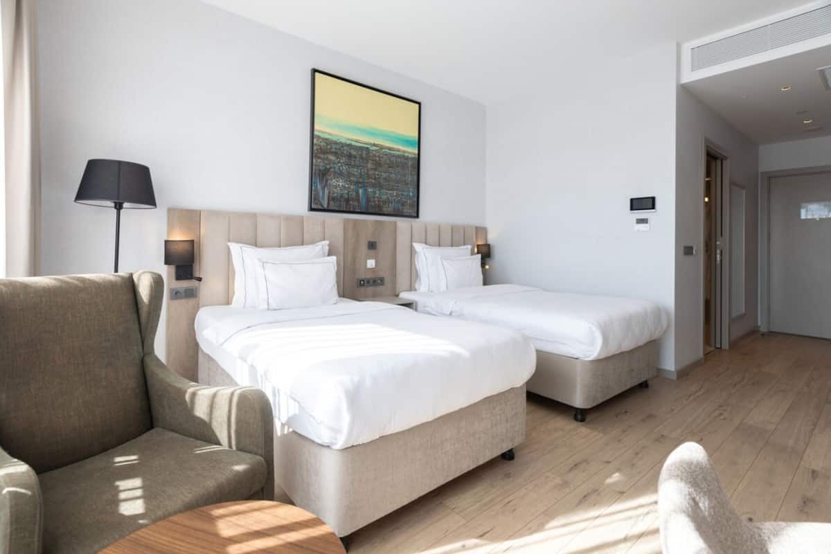 Standard Twin Room | 1 bedroom, premium bedding, Tempur-Pedic beds, minibar