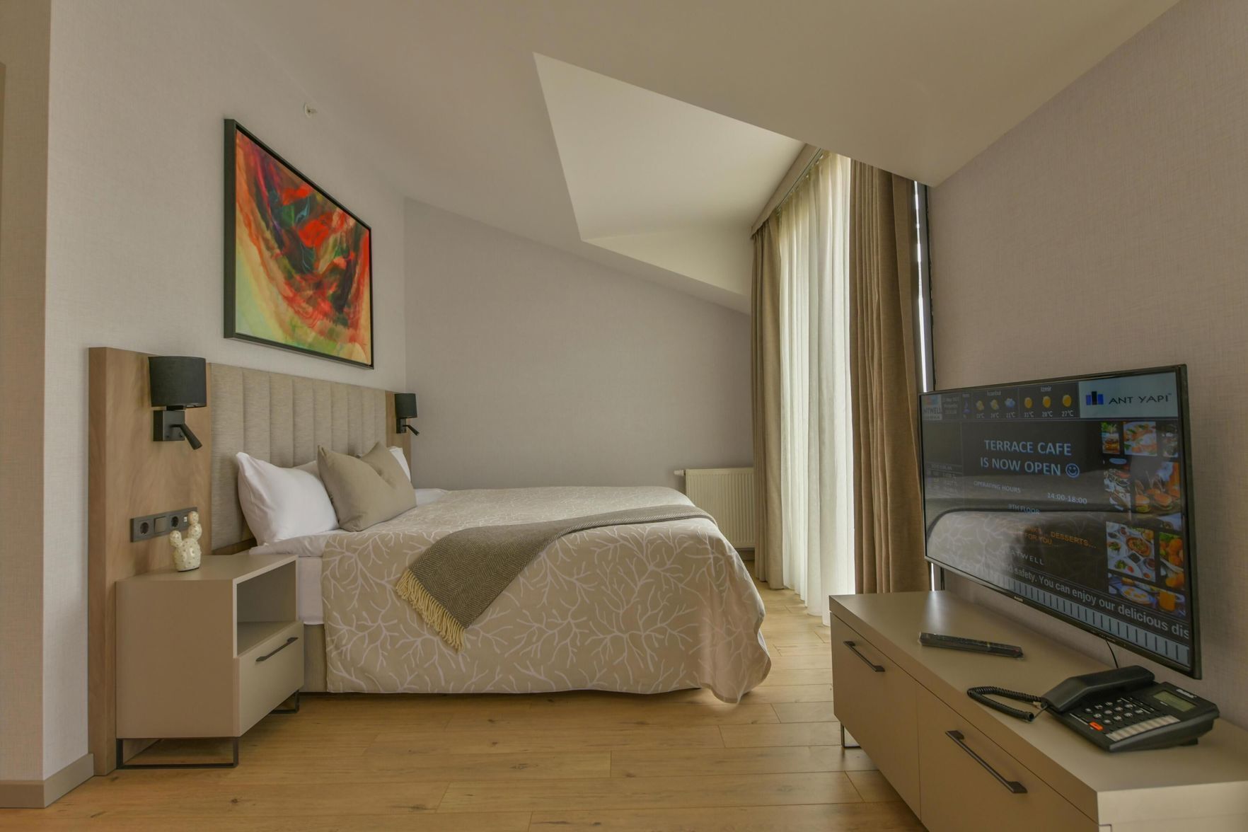Premium bedding, Tempur-Pedic beds, minibar, in-room safe