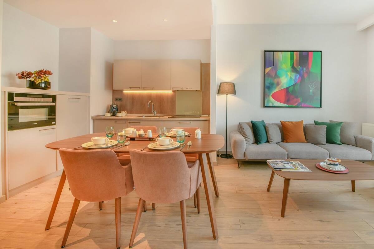 Una sala de estar moderna con un sofá, una mesa de centro y un comedor.