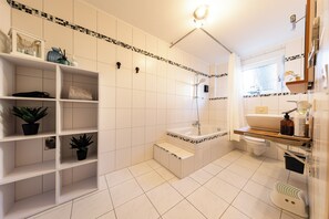 Baignoire, sèche-cheveux, serviettes fournies, savon