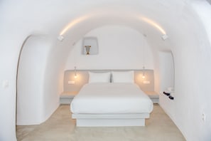 Executive Cave Suite with Private Heated Pool & Sea View | Minibar, Zimmersafe, Bügeleisen/Bügelbrett, kostenloses WLAN
