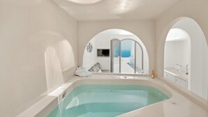 Honeymoon suite with Private Heated Pool, Interior Hot Tub & Sea View | Utsikt mot strand/hav