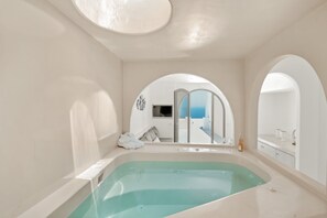 Beach/ocean view - Oyster Luxury Suites (Santorini)