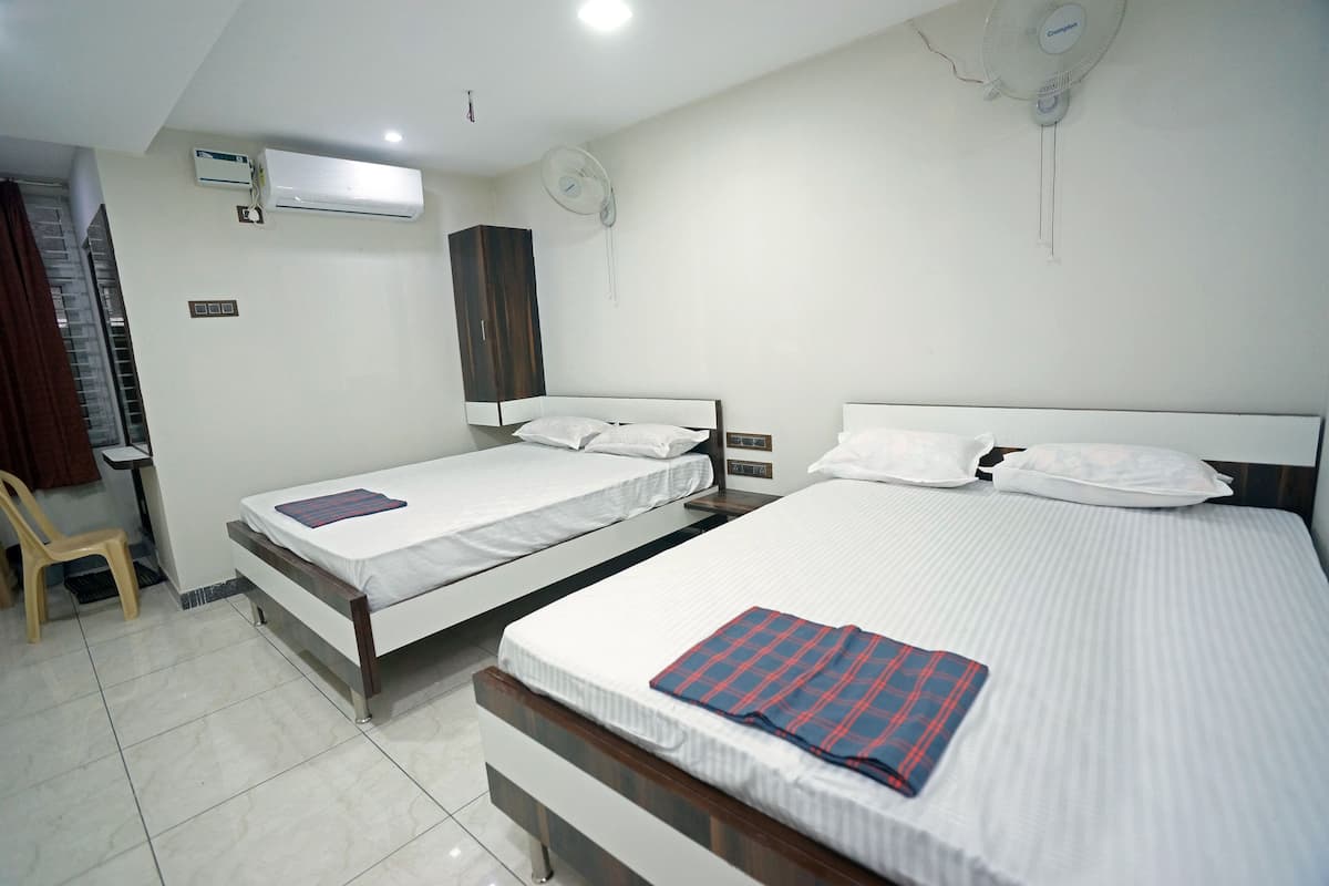 Standard Quadruple Room | Dilengkapkan perabot secara berasingan, kalis bunyi, Wi-fi percuma