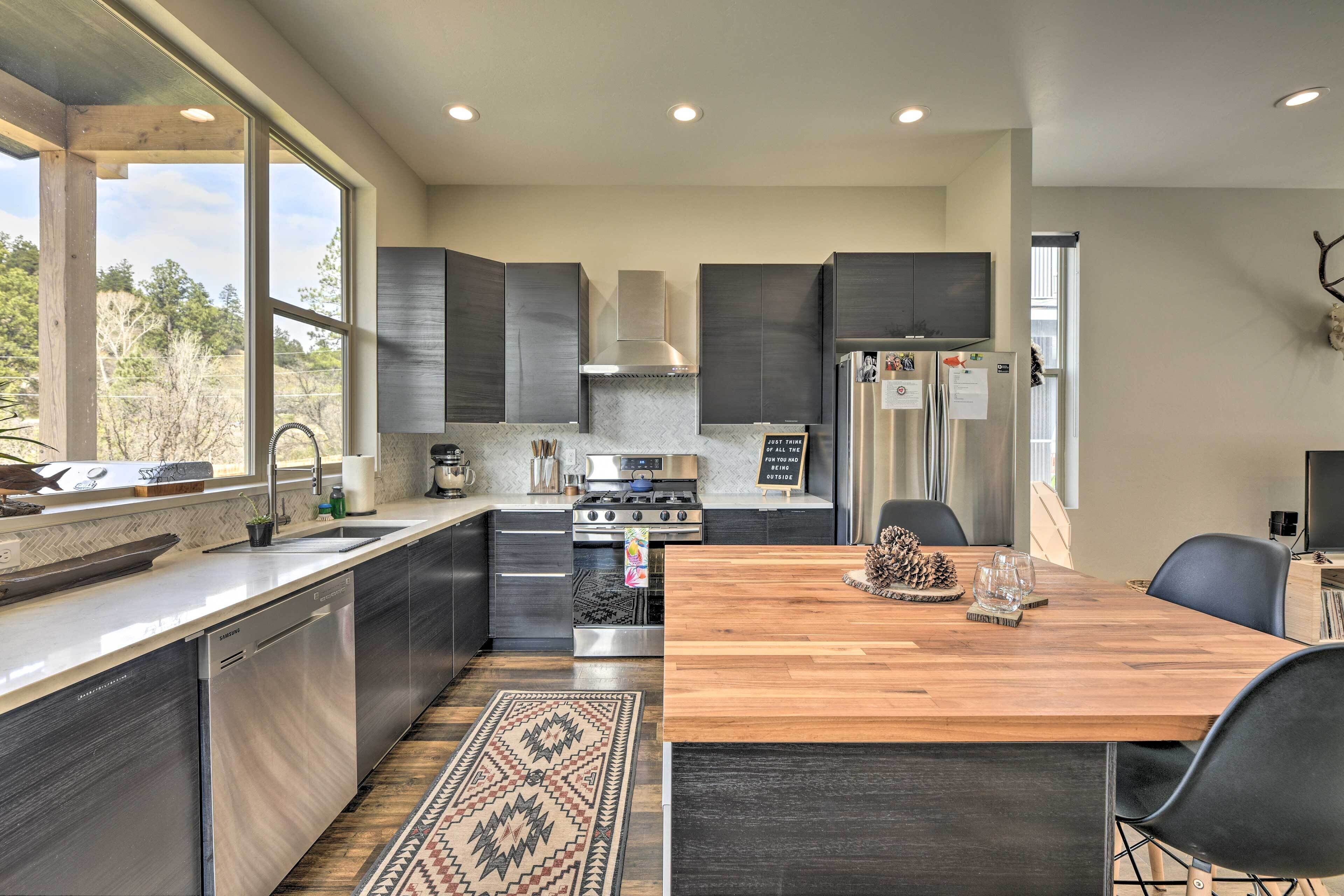 Modern Mtn Getaway w/ Deck, Gas Grill + Views