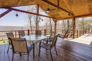 Outdoor dining - 'Bullfrog Bluff' Mountain View Cabin w/ Deck! (Mountain View)