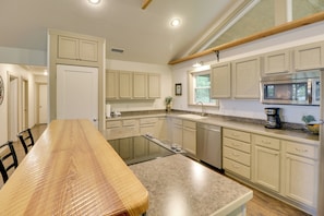 Fridge, microwave, stovetop, dishwasher - 'Bullfrog Bluff' Mountain View Cabin w/ Deck! (Mountain View)