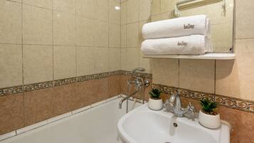 Economy-Apartment | Badezimmer | Duschwanne, kostenlose Toilettenartikel, Haartrockner, Hausschuhe