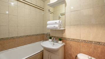 Economy-Apartment | Badezimmer | Duschwanne, kostenlose Toilettenartikel, Haartrockner, Hausschuhe