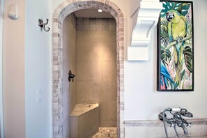 Kostenlose Toilettenartikel, Haartrockner, Handtücher