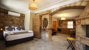 Deluxe Apartment | 1 bedroom, Egyptian cotton sheets, premium bedding, in-room safe