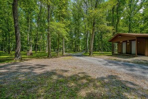 Property grounds - Namba Cabin - River Access | Pet Friendly | Grill | Wifi |Screen Porch (Great Cacapon)