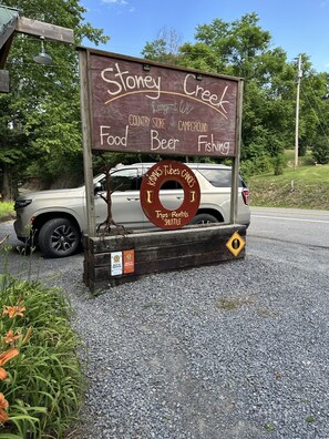 Cartel de Stoney Creek que enumera sus servicios: comida, cerveza y pesca.