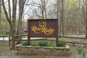 Property grounds - Namba Cabin - River Access | Pet Friendly | Grill | Wifi |Screen Porch (Great Cacapon)