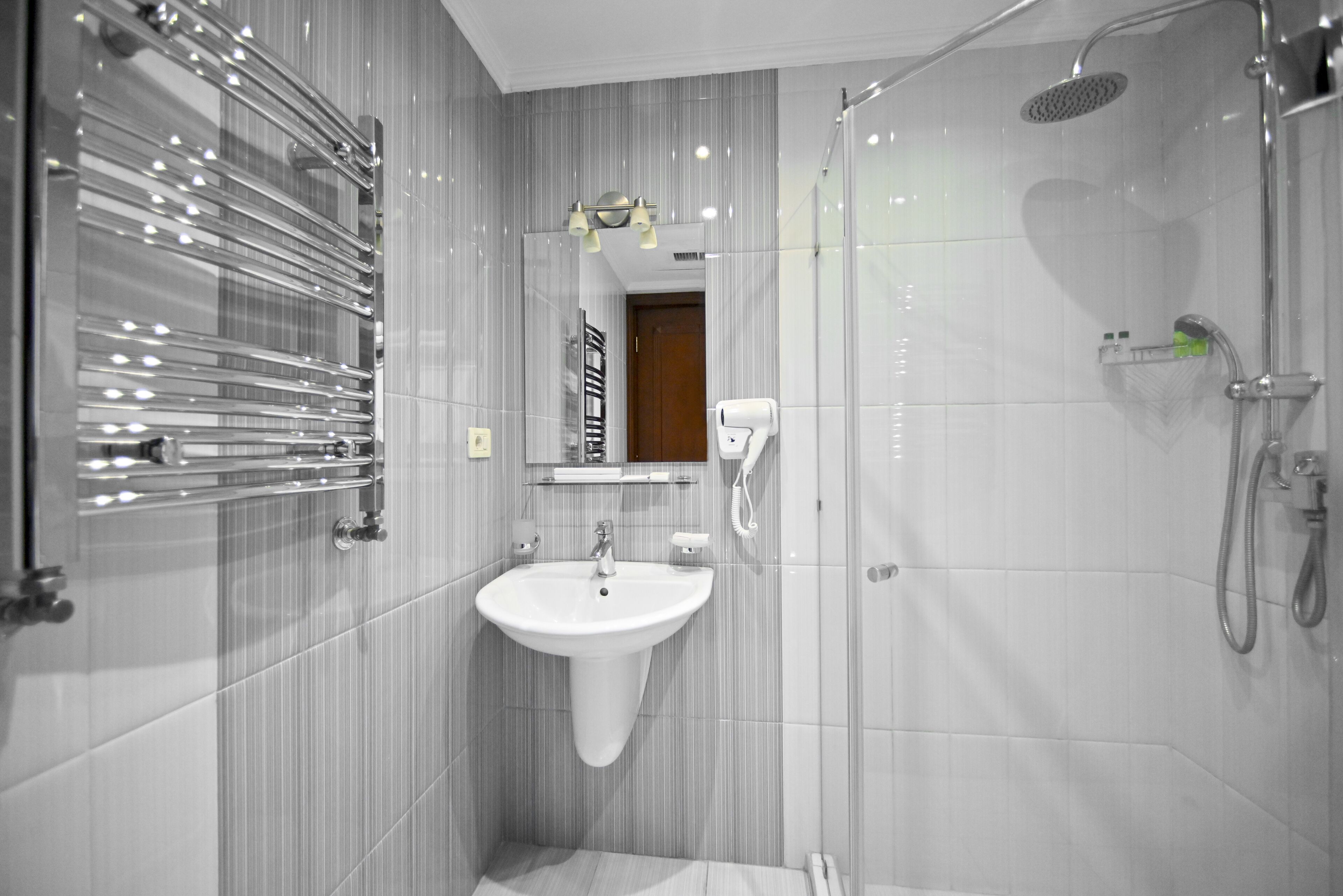 standard room | bathroom | free toiletries, hair dryer, bathrobes, slippers