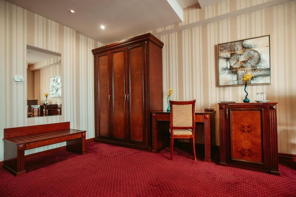 premium room | 1 bedroom, in-room safe, desk, soundproofing