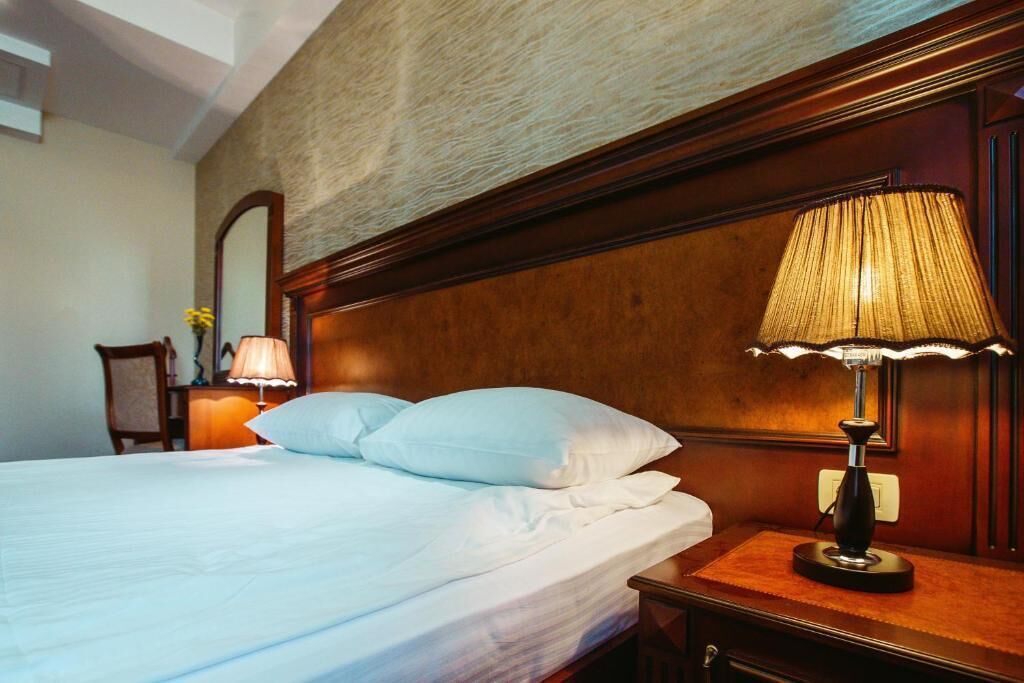 standard room | 1 bedroom, in-room safe, desk, soundproofing